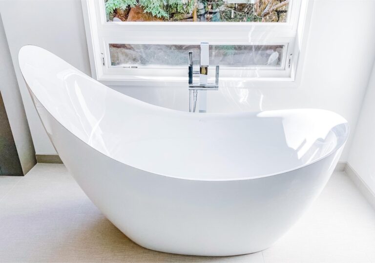 Modernized curved bathtub